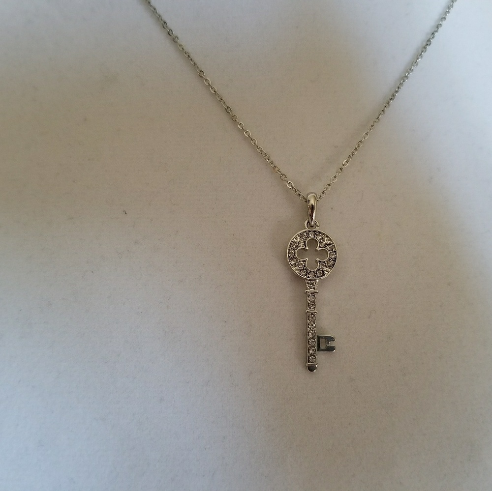 Brand new 18" nacklas,key pendant,silver color